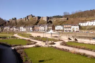 Vue du parc urbain de Bouillon