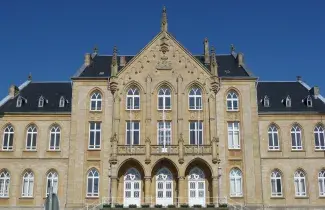Vue de la façade avant de l'ancien Palais de Justice d'Arlon