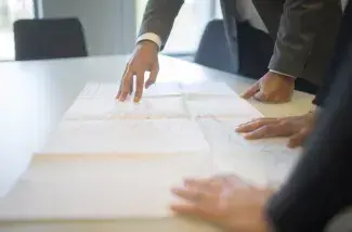 Personnes en réunion autour d'un plan