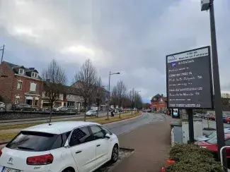 A Marche-en-Famenne, des panneaux et une application pour faciliter le stationnement