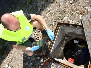 Membre du service IDELUX Eau contrôlant un SEI