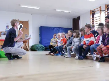 Conseiller en environnement IDELUX en animation dans une école