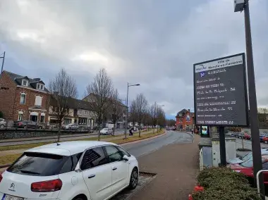 A Marche-en-Famenne, des panneaux et une application pour faciliter le stationnement 