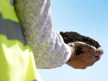 Main avec du compost naturel IDELUX