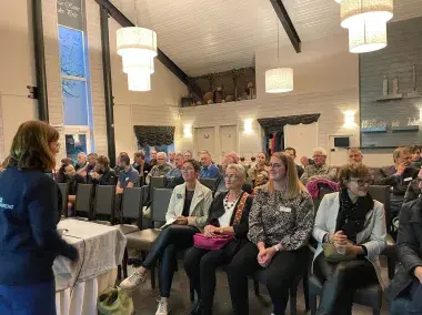 Personne s'adressant à des mandataires communaux dans une conférence déchets