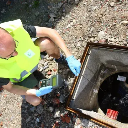 Membre du service IDELUX Eau contrôlant un SEI