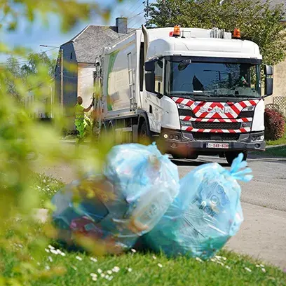 La collecte des emballages PMC via le sac bleu