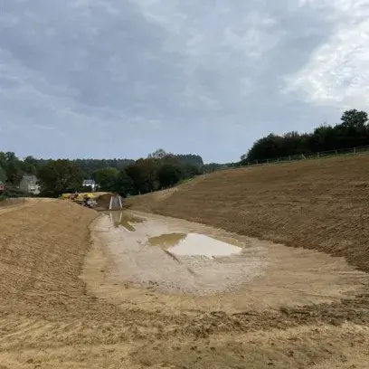 Placement de 'louvrage de régulation de débit sur une des trois zones d'immersion temporaires de Meix-devant-Virton