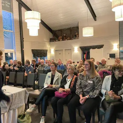 Personne s'adressant à des mandataires communaux dans une conférence déchets